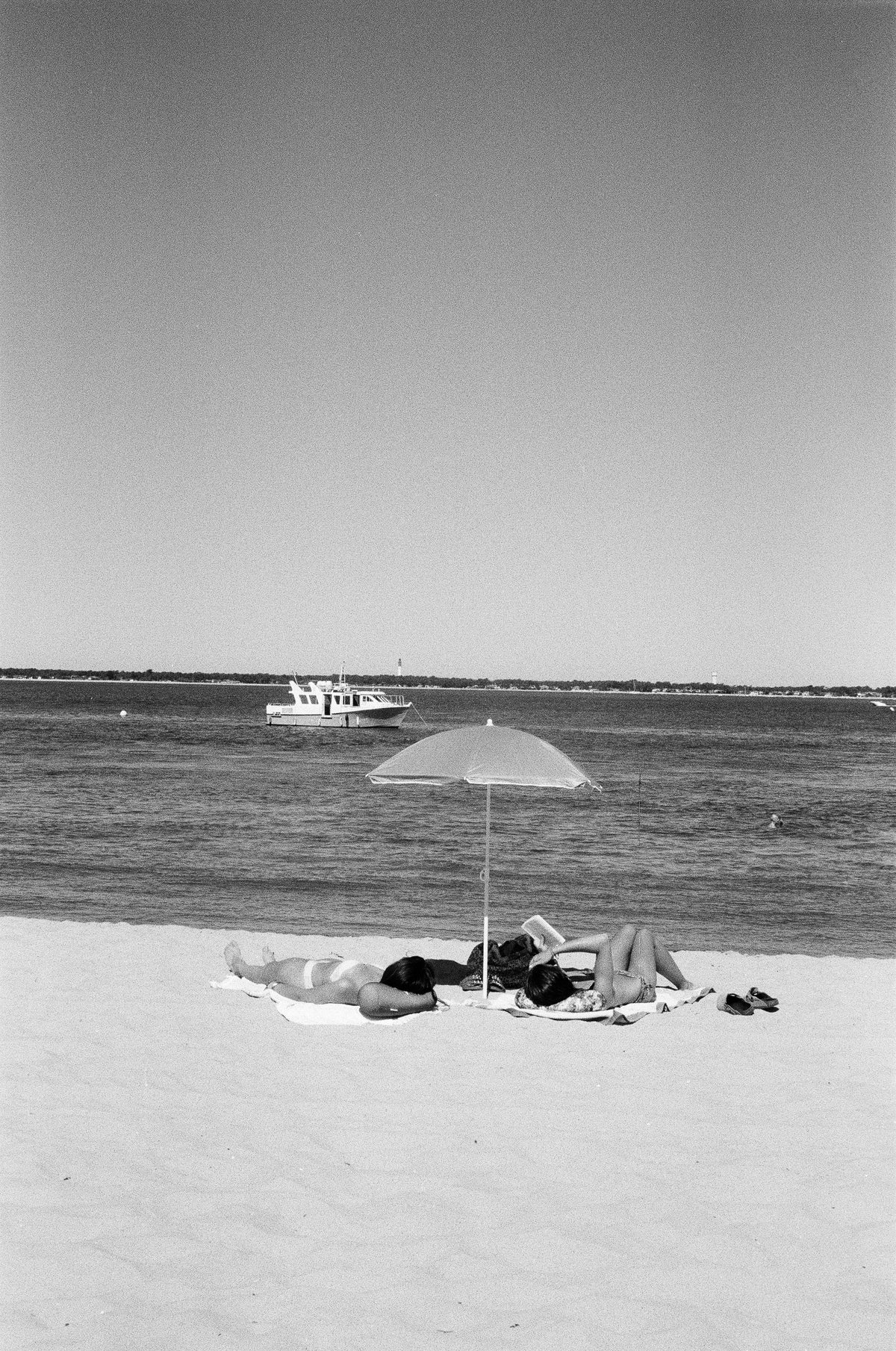 Trois grains de sable.